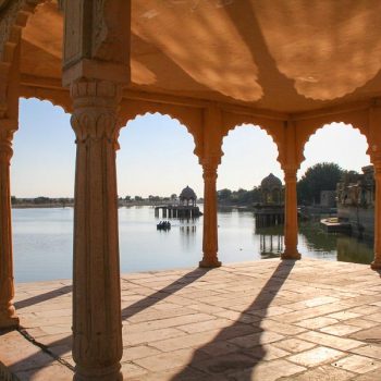 IND-Rajasthan-Jaisalmer-Tempel am Gadisar Lake