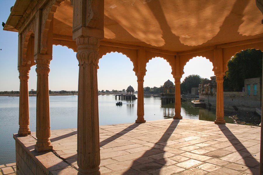 IND-Rajasthan-Jaisalmer-Tempel am Gadisar Lake